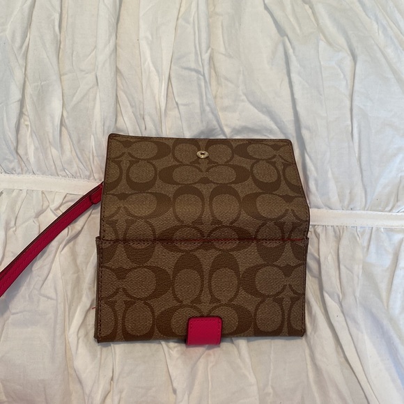 Signature Brown Coach w Pink Wristlet - Picture 6 of 6